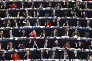 Els eurodiputats voten en la sessió d'aquest dimarts al Parlament Europeu a Estrasburg