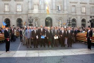 Els alcaldes en el moment de travessar des de l'ajuntament de Barcelona fins a la Generalitat, a plaça Sant Jaume de Barcelona (horitzontal)